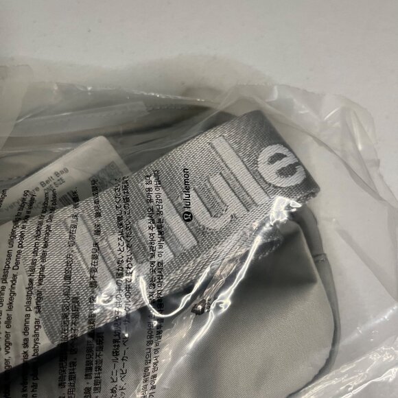 Lululemon Athletic Everywhere Belt Bag 1L Silver Drop White NWT Graphic One Size - Picture 5 of 5